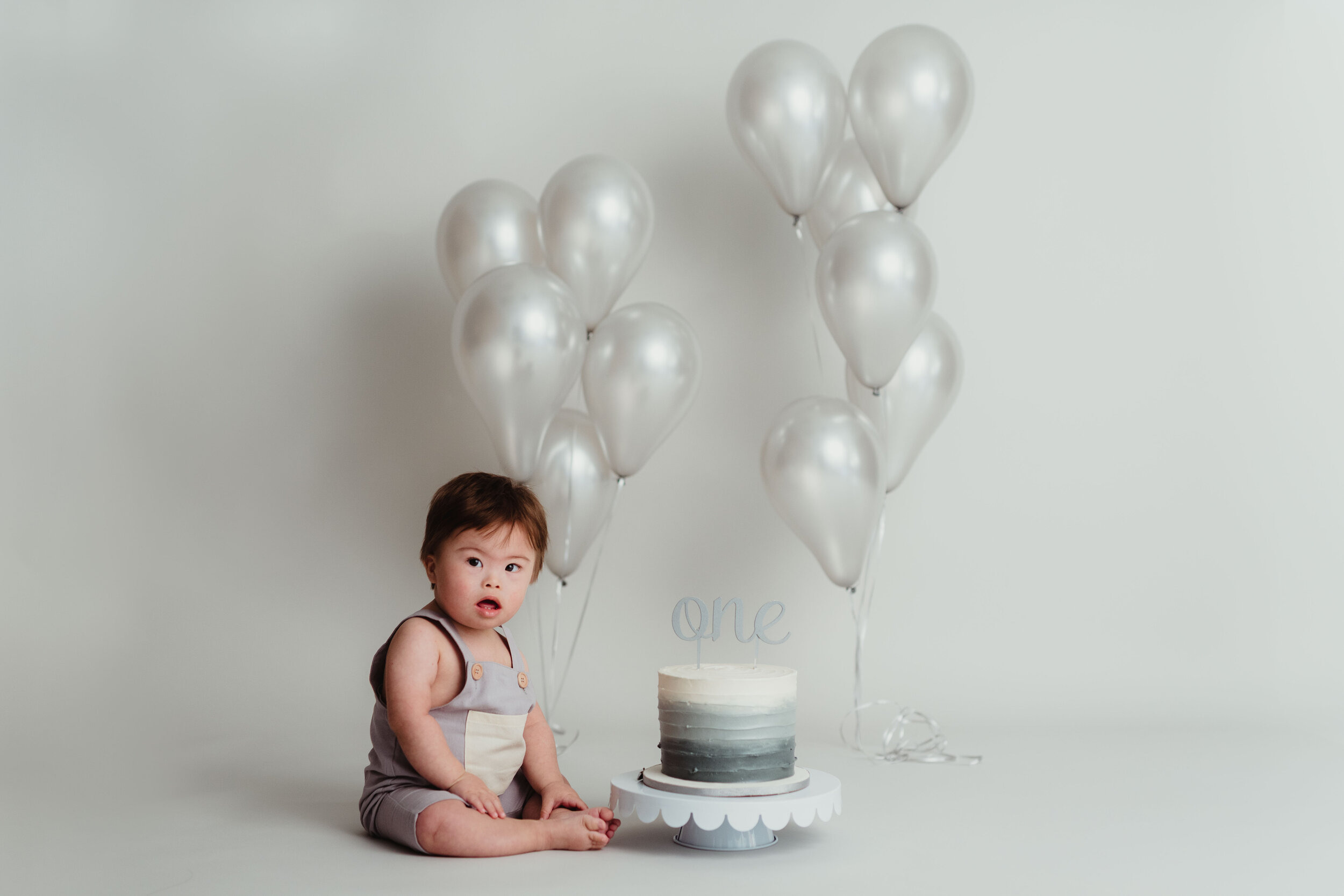 Aiden's Gray and White Balloon Themed First Birthday Cake Smash