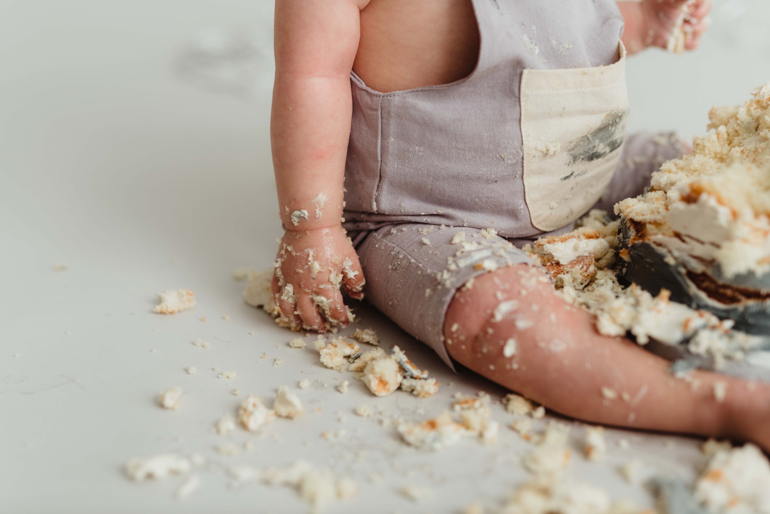 gray and cream cake smash 