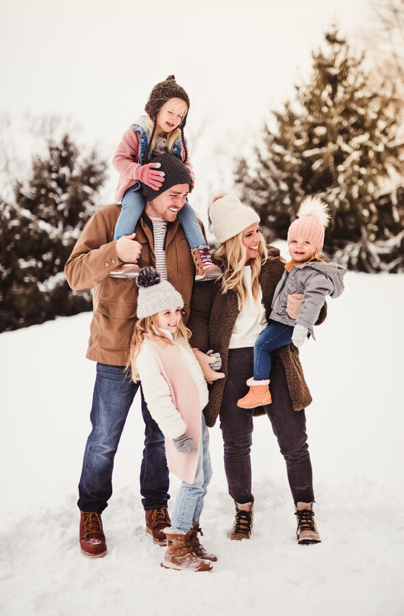 family photos in the snow Indianapolis, Indiana