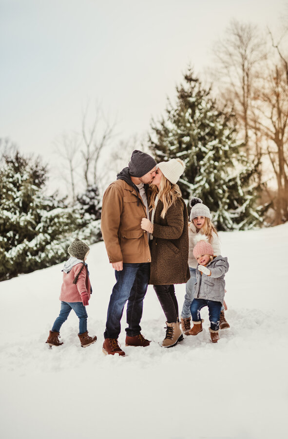 snowy family photo pose ideas