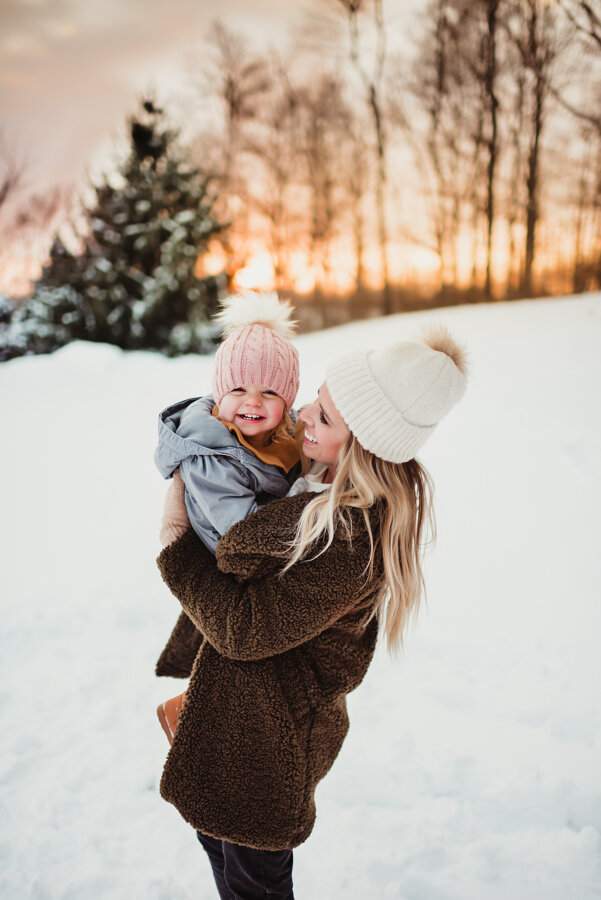 lifestyle family photos in the winter