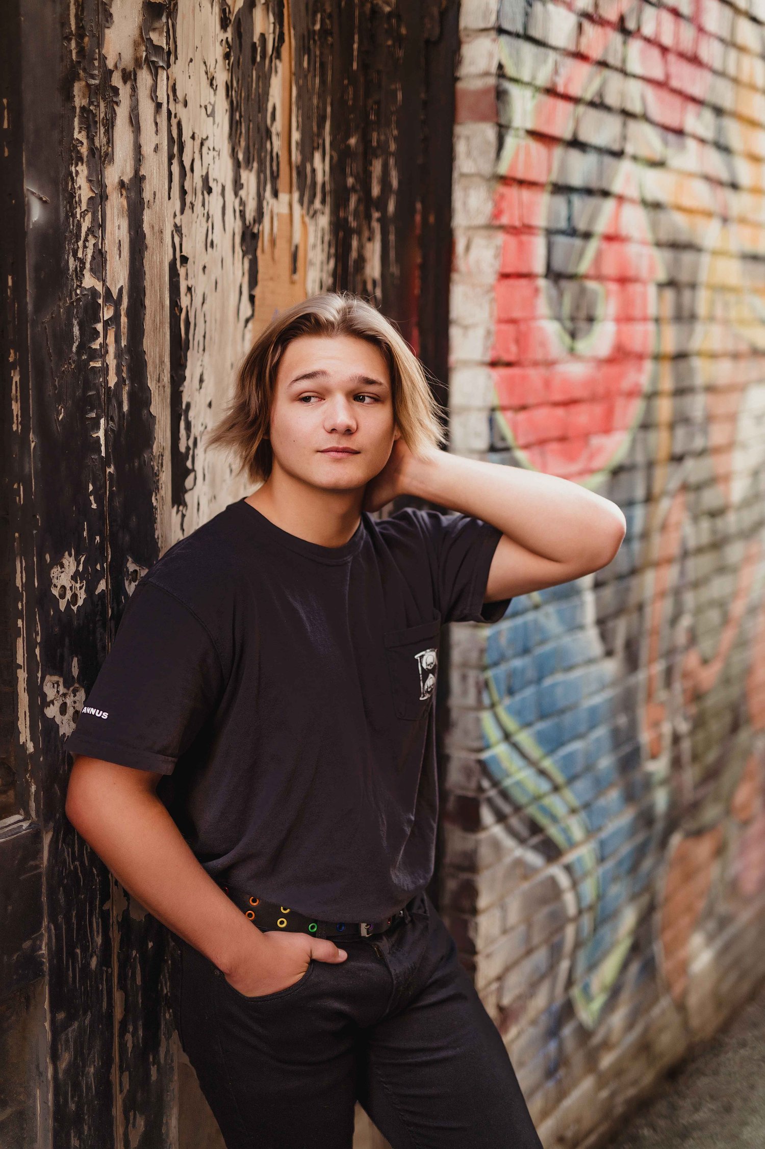 guy's senior photo graffiti wall