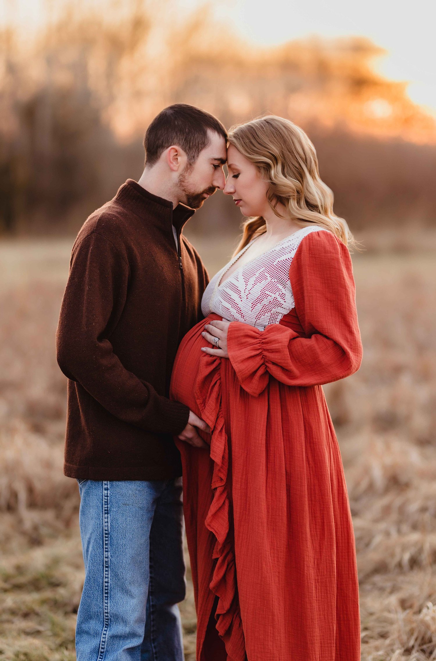 outdoor winter maternity photos at Fairfield Lakes Park in Lafayette Indiana