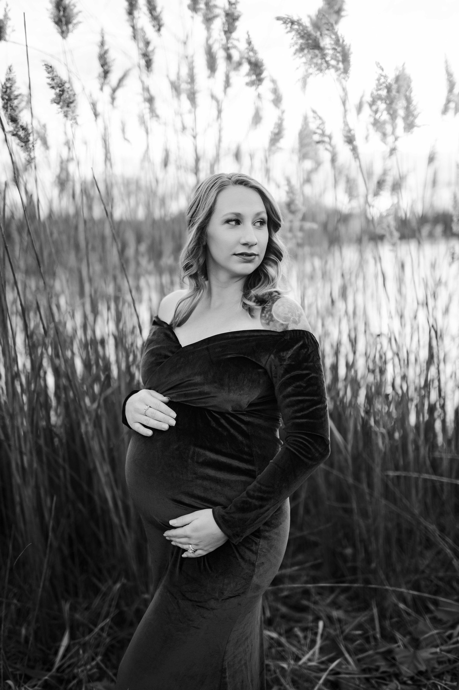 black and white maternity outdoor photos Indianapolis Indiana