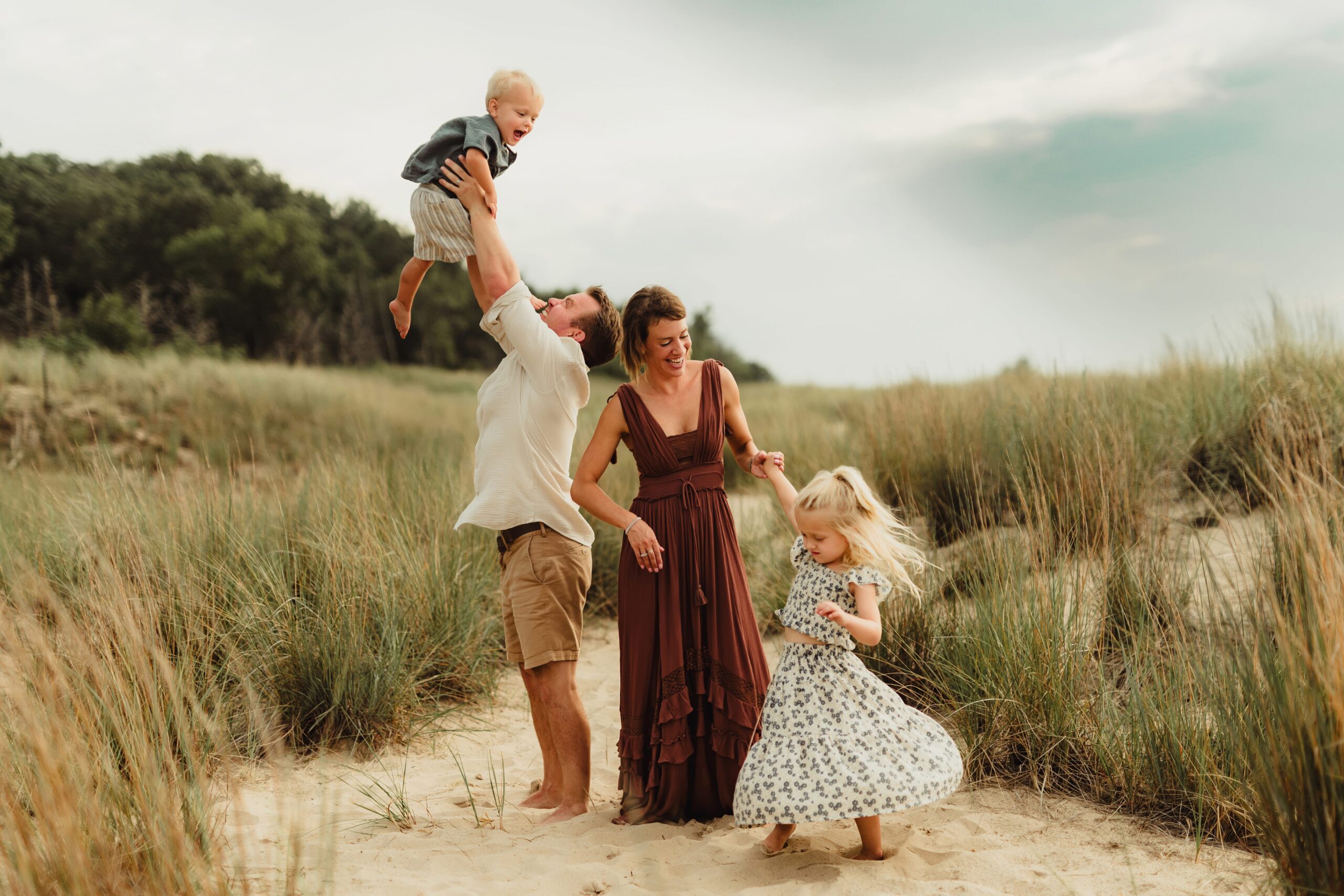 What to Wear: The Best Dresses for Moms in Beach Family Photos - Kelly McPhail Photography